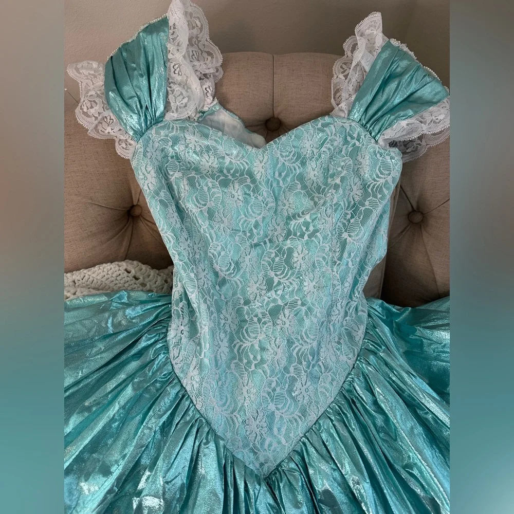 Vintage 80s metallic lamé and lace tiered Bo Peep prom dress, size 8 - Picture 3 of 13